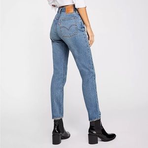 Levi’s wedgie icon fit jeans in “these dreams” wash size 27.